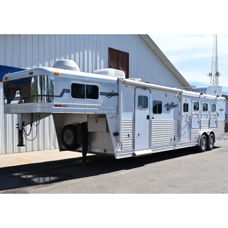 2004 Platinum 4 Horse Trailer with 12′ Living Quarter
